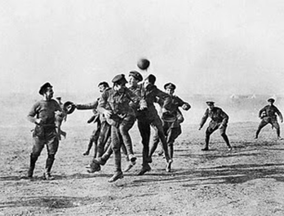 Soldados jugando al fútbol. Fuente: OTAN.