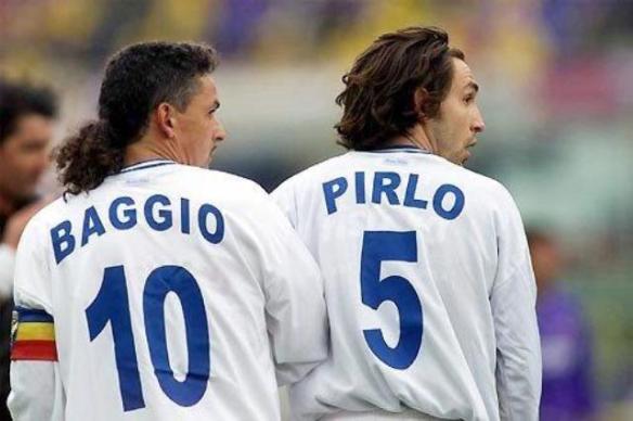 Andrea Pirlo y Roberto Baggio con la camiseta del Brescia