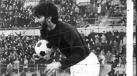 Gigi Meroni recoge un balón de la red tras marcar un gol con el Torino